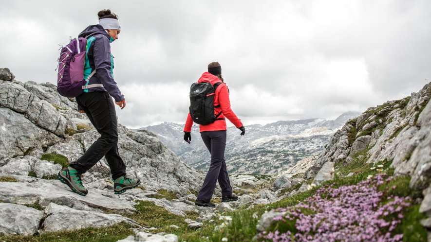 zwei Wanderer unterwegs im Geländer der Berge in Saalfelden-Leogang