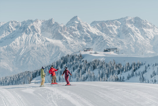 Skifahrer auf der Skipiste in Saalfelden-Leogang | © Sebastian Marko, Markus Landauer