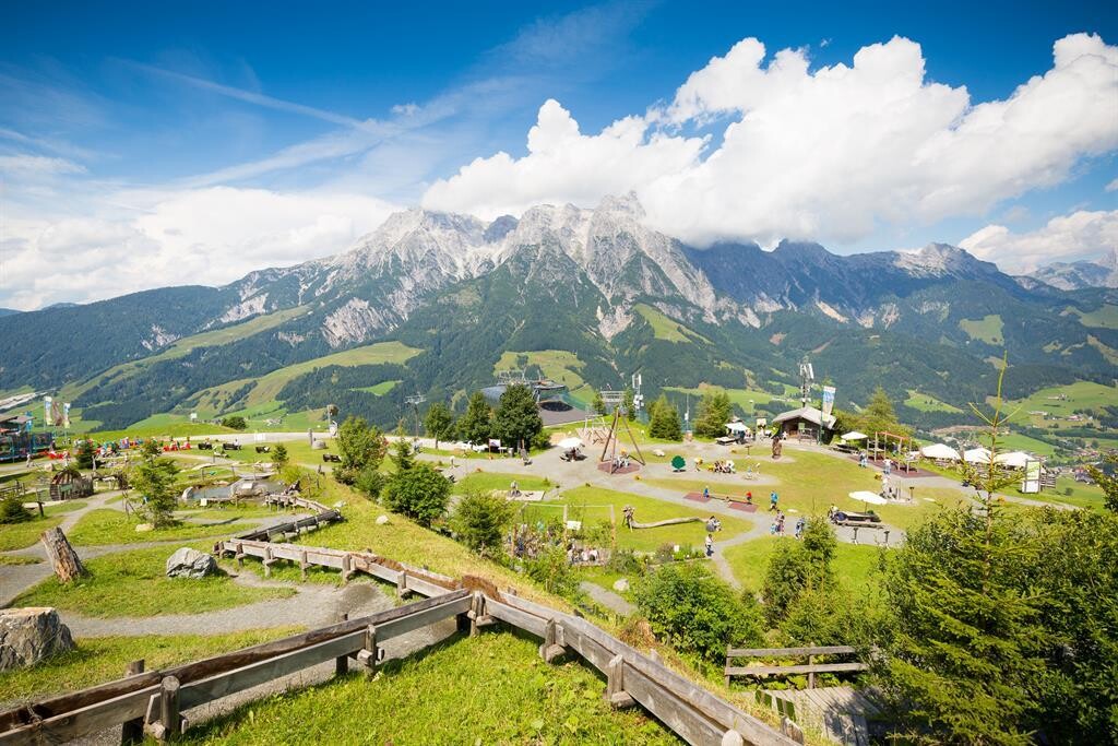 Die beiden von Hand geshapten Singletrails Forsthof Trail und und zahlreichen optionalen Tabletops und Side-Hits voll auf ihre Kosten. Saalfelden Leogang stellt The Epic Bikepark Leogang vor
