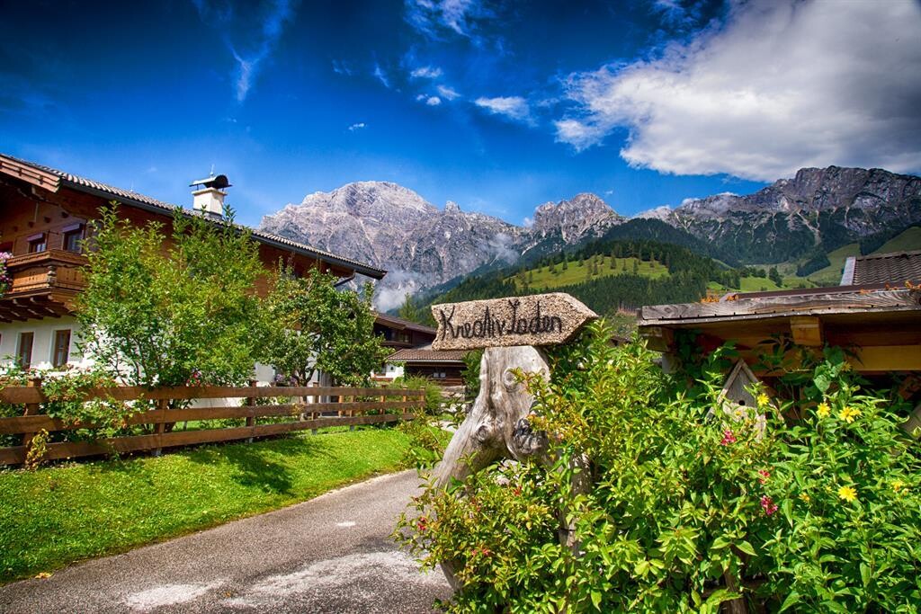 Salzburger Land - Heute, Samstag. Restwolken der Nacht ziehen ab, bis zum Nachmittag scheint dann meist die Sonne und es wird sommerlich warm. Am BERGFEX-Wetter Leogang - Saalbach Hinterglemm