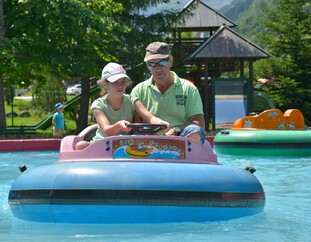 Vater mit Tochter in einem Boot im Wildpark Ferleiten