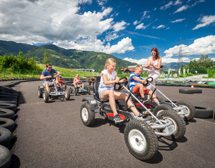 Familie im Kettcar Park am Maiskogel