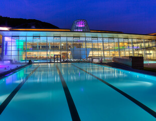 Sportbecken bei Nacht im Tauern Spa Kaprun