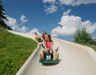 Family on the summer toboggan run at the Biberg | © Roland Haschka