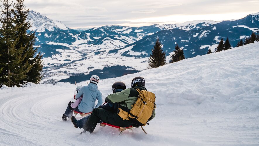 Familie auf der Rodelbahn in Saalfelden-Leogang | © Michael Geißler