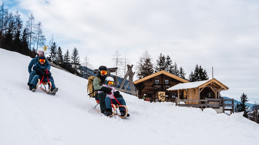 Familie beim Rodeln in Saalfelden Leogang | © Michael Geißler