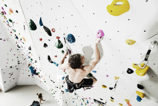 Kletterer in der Kletterhalle in Saalfelden-Leogang | © Johannes Felsch