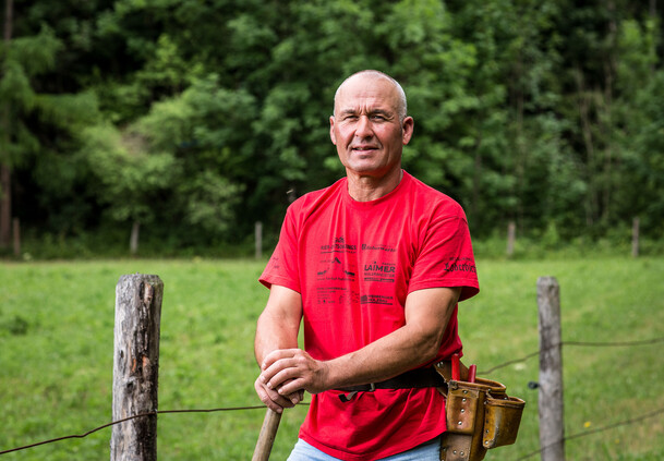 wandern in Saalfelden-Leogang | © Florian Lechner Wanderführer auf Wanderweg in Saalfelden-Leogang | © Florian Lechner