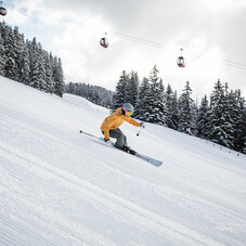 Skifahrer im Skicircus Saalbach Hinterglemm Leogang Fieberbrunn