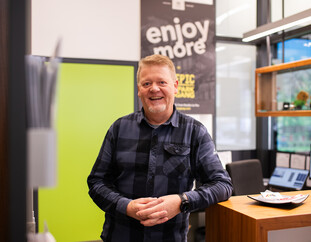 Unser sympathischer Kollege am Empfang heißt Gäste mit einem Lächeln willkommen – ein echtes Aushängeschild unseres Teams.  | © cb-photography / Christoph Bayer