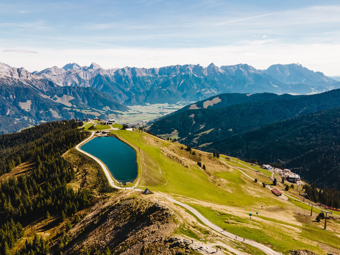 Luftaufnahme mit Blick auf den Berg der Sinne am Asitz | © Michael Geißler