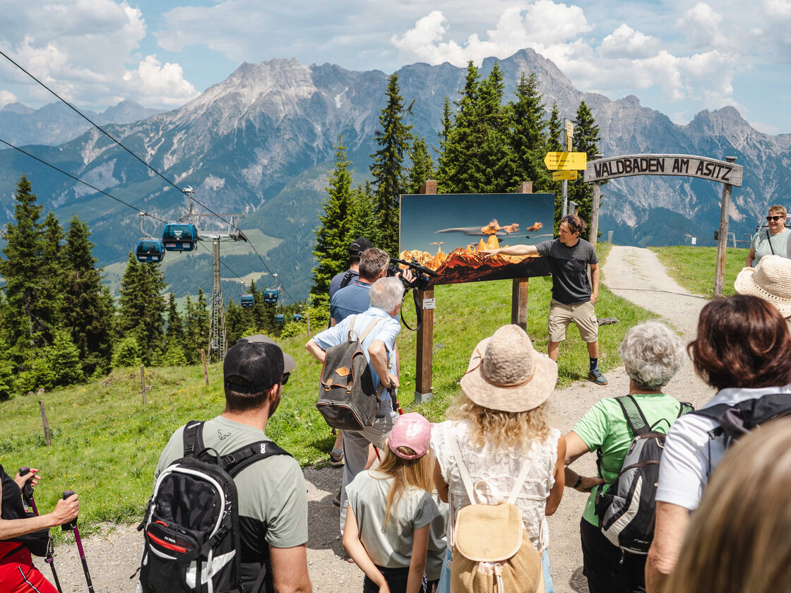 Geführte Eröffnung des Kunstwanderwegs am Asitz mit Bergpanorama und Asitzbahn. | © Michael Geißler