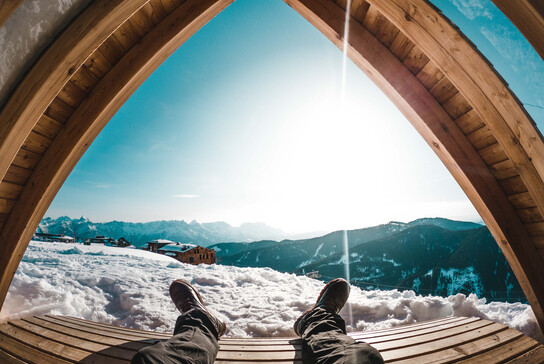 Liegefläche mit Panoramablick auf die umliegende Berglandschaft | © Michael Geißler