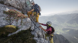 zwei Personen am Klettersteig in Saalfelden-Leogang