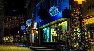 Winterlich beleuchtete Fußgängerzone in Saalfelden | © Peter Kühnl