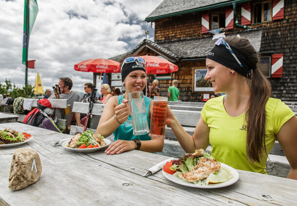 Kulinarik in Saalfelden Leogang schmackhaftes Mittagessen nach dem Wandern in Saalfelden