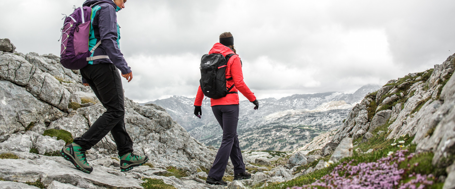 zwei Wanderer unterwegs im Geländer der Berge in Saalfelden-Leogang