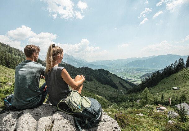 Paar bei Wanderung am Lettlkaser in Saalfelden Leogang | © Robert Kittel