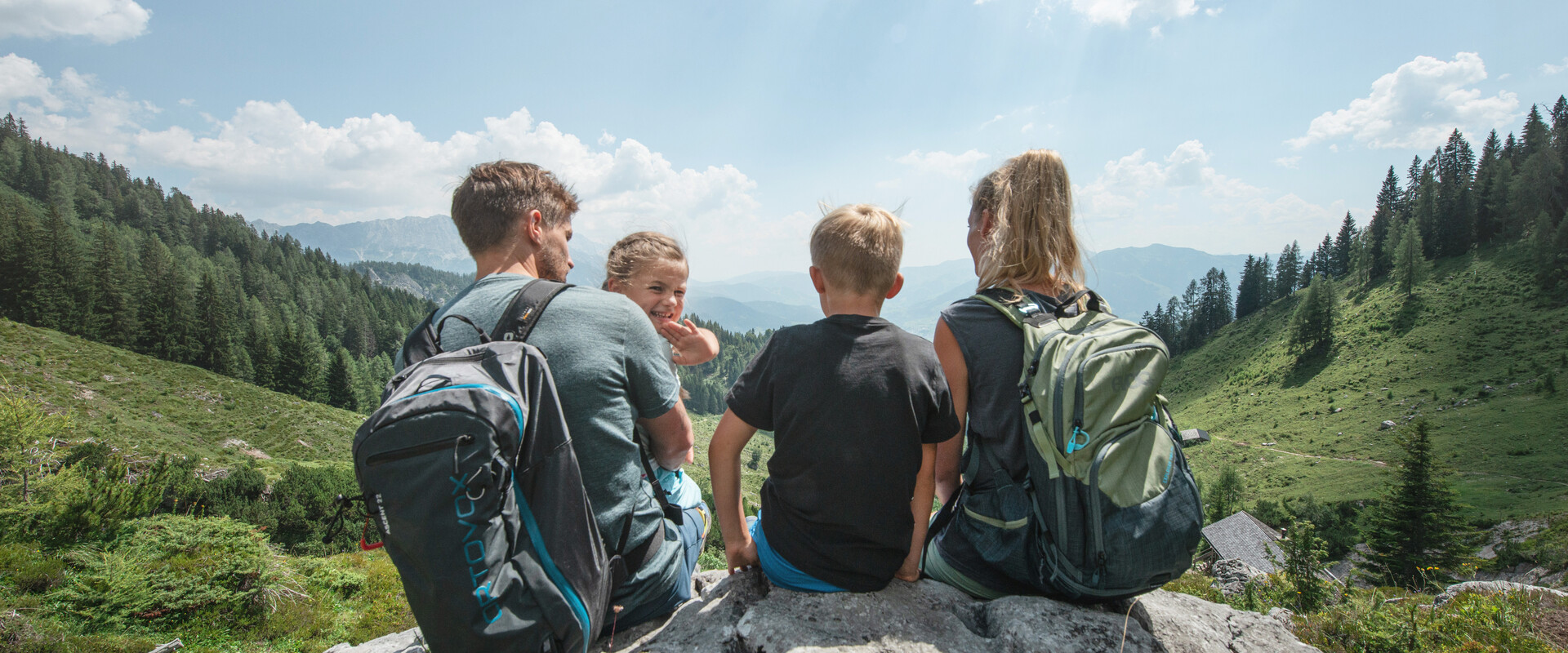 Familie beim Wandern am Lettlkaser in Leogang | © Robert Kittel