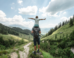 Vater mit Kind auf dem Wanderweg am Lettlkaser in Saalfelden-Leogang | © Robert Kittel