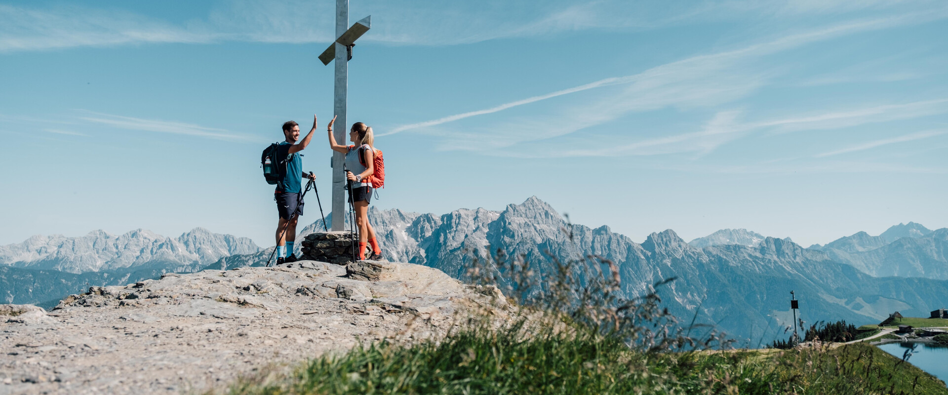 Wanderer beim Gipfelkreuz am Saalachtaler Höhenweg | © Chris Perkles