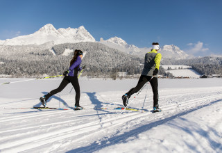 Sportler beim Langlaufen in Saalfelden