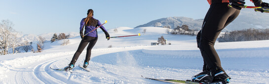 Langläufer auf der Langlauf-Loipe in Saalfelden