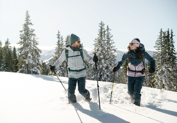 Schneeschuhwandern | © Moritz Ablinger Paar beim Schneeschuhwandern in Saalfelden-Leogang | © Moritz Ablinger