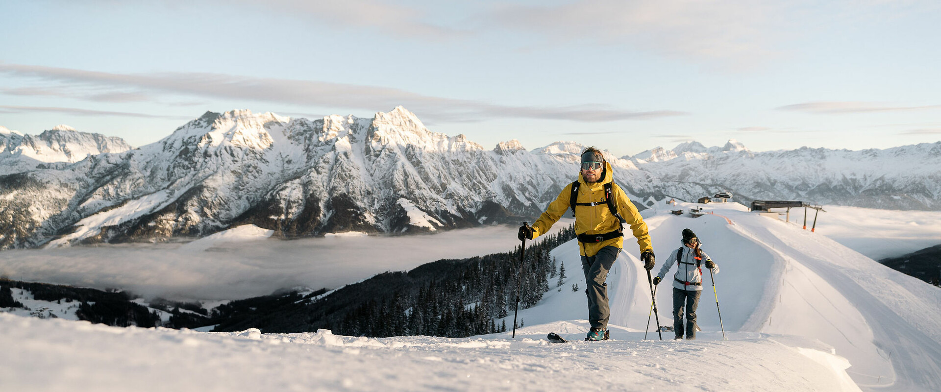 Skitourengeher vor Bergpanorama in Saalfelden Leogang im Winter | © Moritz Ablinger