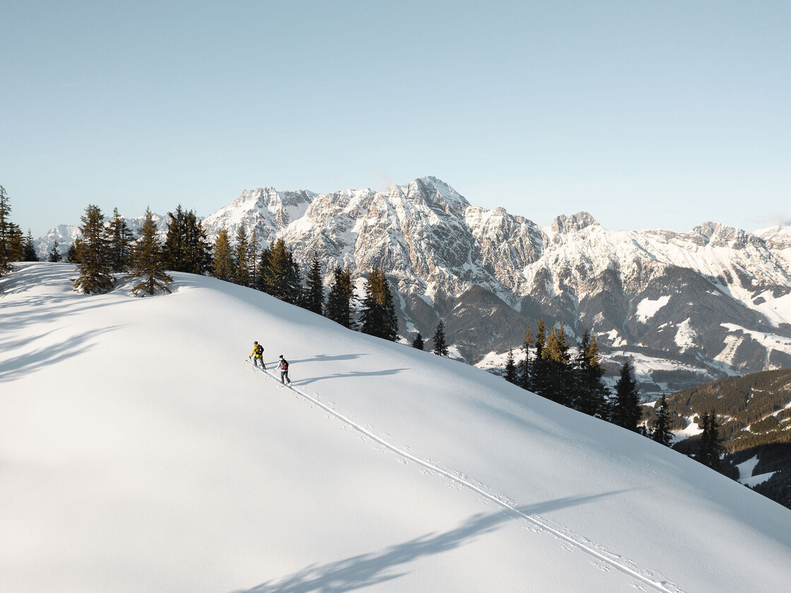 Skitour in Saalfelden Leogang | © Moritz Ablinger erste Spuren im frischen Schnee von Skitourengehern in Leogang | © Moritz Ablinger