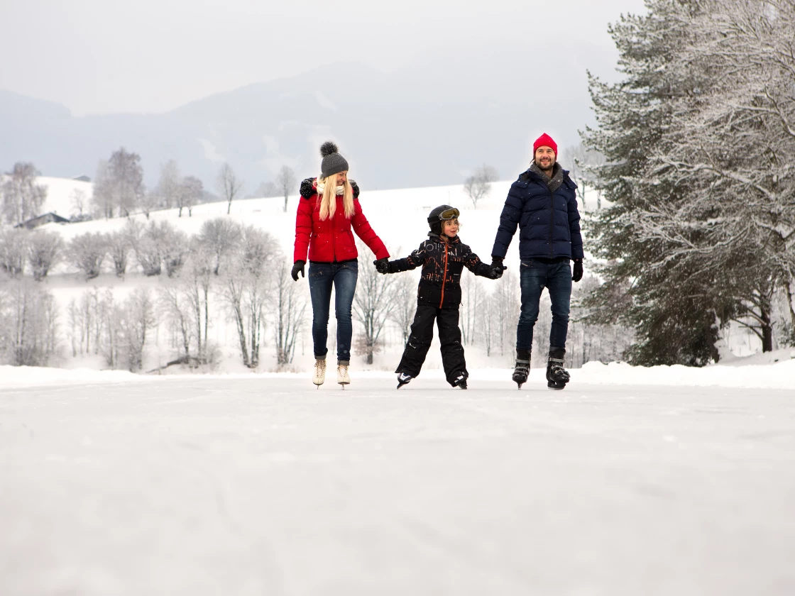 Familie beim Eislaufen auf dem Ritzensee em Saalfelden |  © Florian Lechner