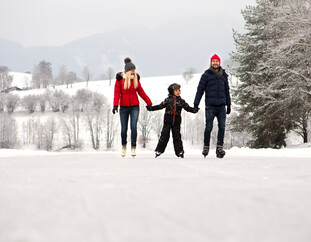 Familie beim Eislaufen auf dem Ritzensee in Saalfelden | © Florian Lechner
