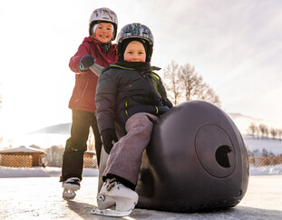 Eislaufen mit Kindern in Saalfelden Leogang | © Michael Geißler