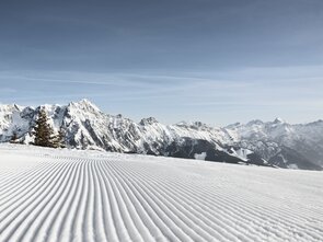 Winterlandschaft mit frisch präparierter Piste in Saalfelden Leogang | © Lolin