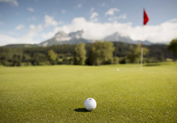 Golfplatz - Saalfelden Leogang | © Lolin Golfball auf Golfplatz | © Lolin