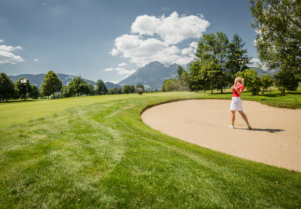 Golf spielen in Saalfelden Leogang | © Peter Moser Golferin auf dem Platz in Saalfelden Leogang | © Peter Moser