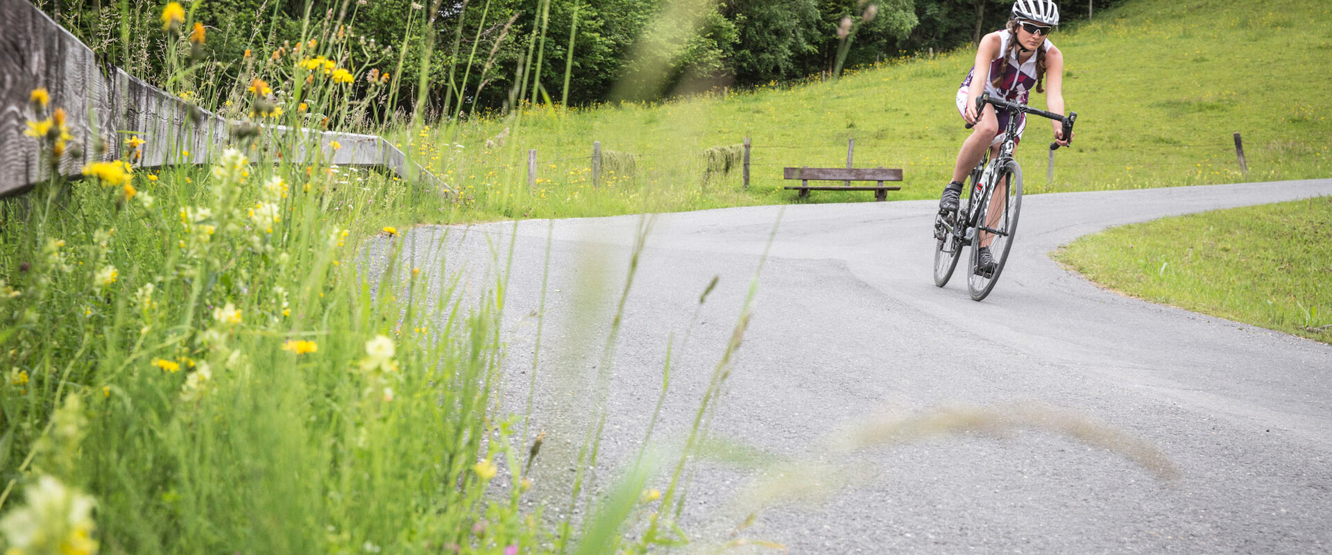 Rennradfahrerin bei der Abfahrt in Saalfelden-Leogang | © Artisual.at - Moser Peter