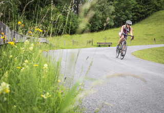 Rennradfahrerin bei der Abfahrt in Saalfelden-Leogang | © Artisual.at - Moser Peter