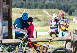 Cyclists with cycling maps in Saalfelden-Leogang