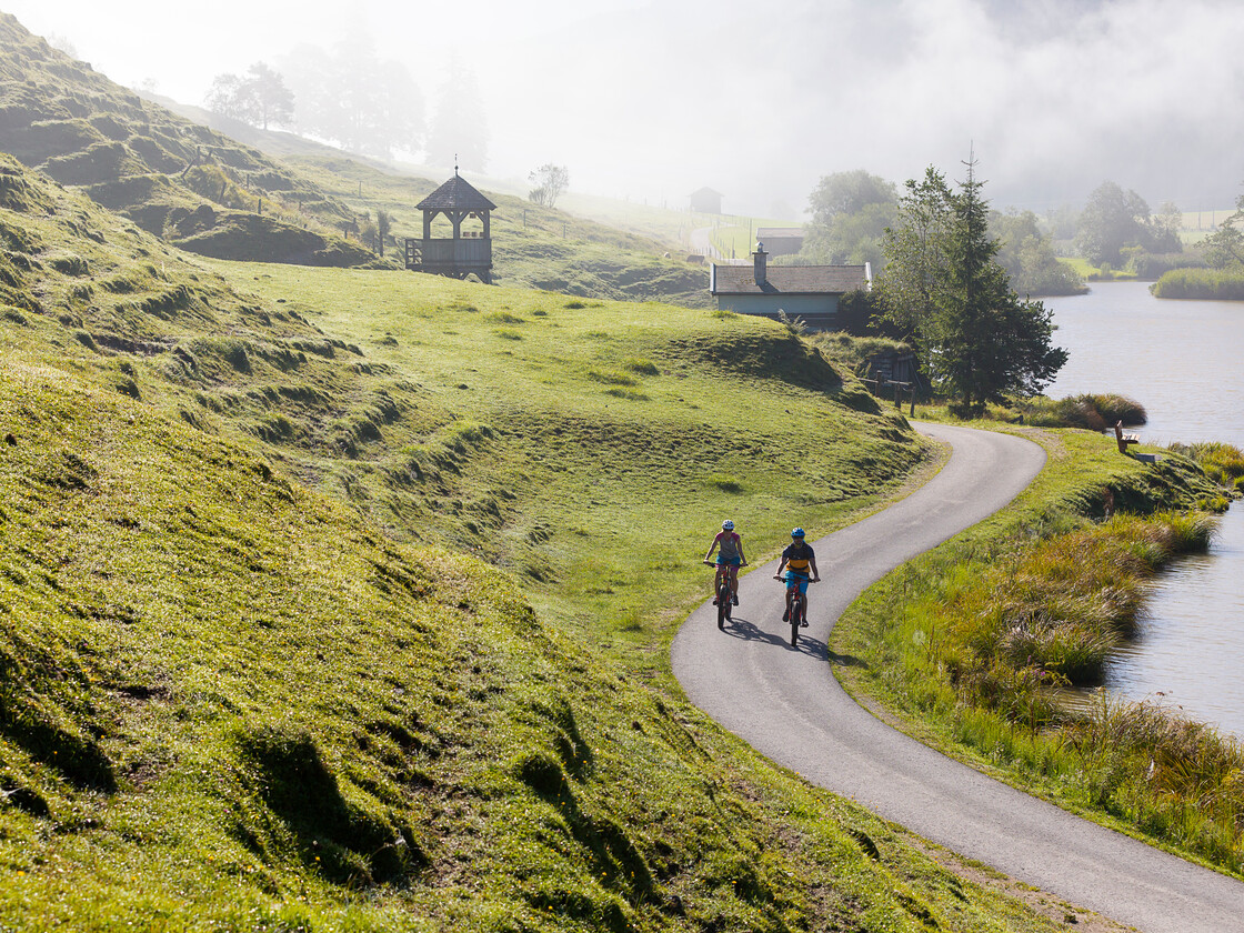 E-bikers on the bike paths in Saalfelden-Leogang