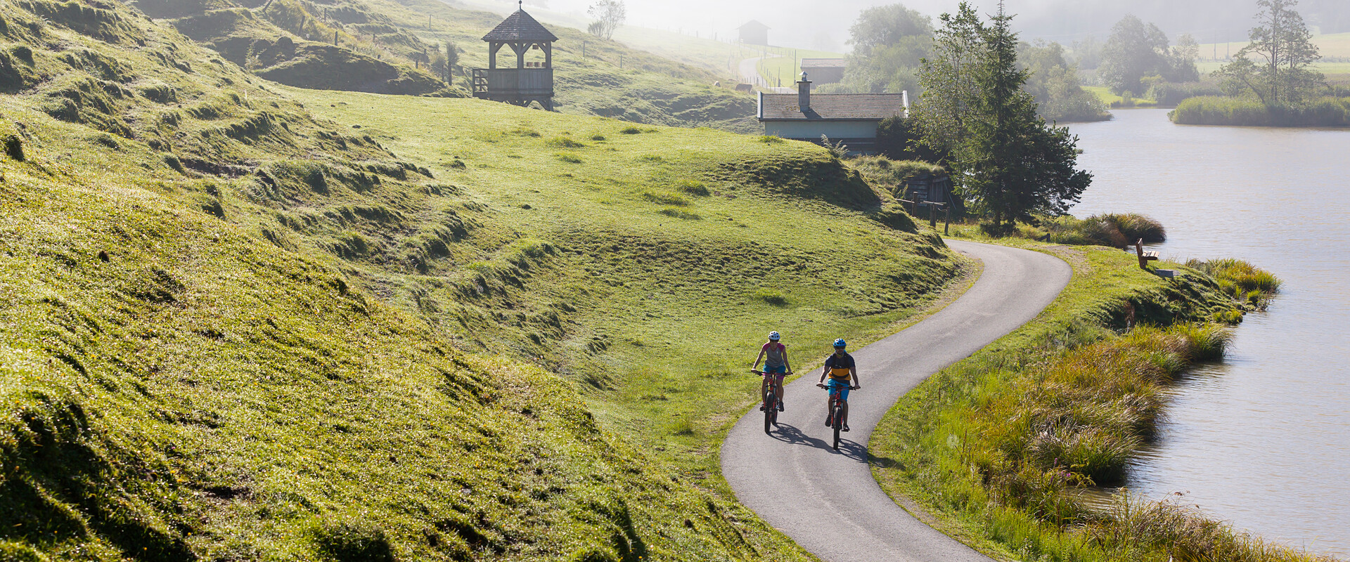 E-bikers on the bike paths in Saalfelden-Leogang