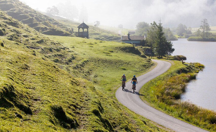 E-Biker auf den Radwegen in Saalfelden-Leogang