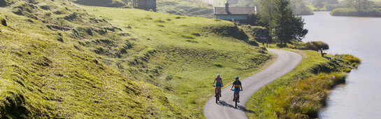 E-bikers on the bike paths in Saalfelden-Leogang