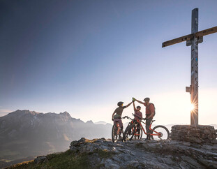 Sunrise Bike | © Klemens König Mountainbiker auf dem Berggipfel bei Sonnenaufgang in Saalfelden-Leogang | © Klemens König