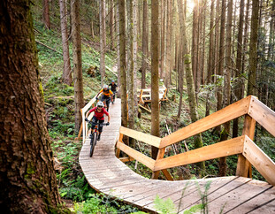 Mountainbiker auf dem Forsthof-Trail in Saalfelden-Leogang | © Klemens König