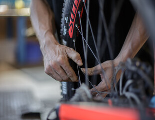 Reparatur & Kontrolle der Mountainbikes im Bikepark Leogang