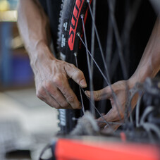 Reparatur & Kontrolle der Mountainbikes im Bikepark Leogang