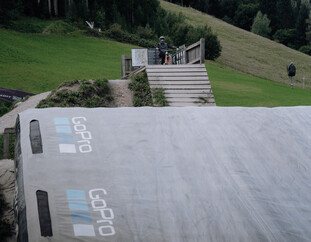 © Yvonne Hörl Ein Biker führt einen Trick über dem GoPro Bagjump-Luftkissen in Leogang aus. Der weiche Landeplatz dient zur sicheren Übung von Sprüngen und Tricks. | © Yvonne Hörl