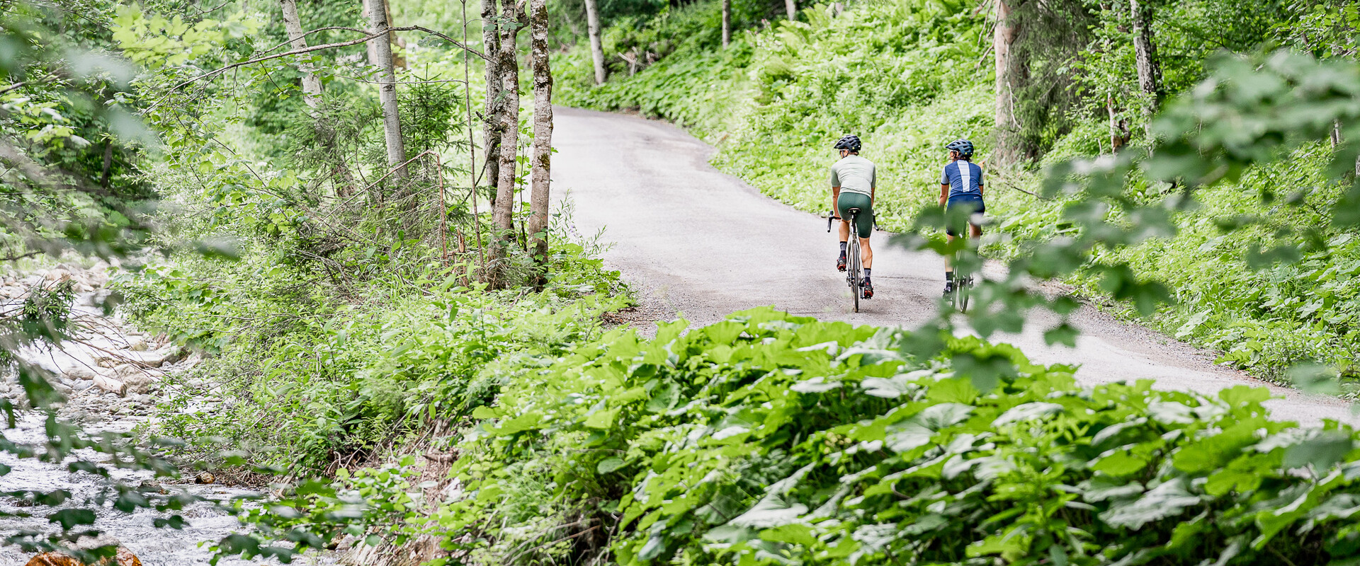 Radfahrer auf dem Gravel-Bike entlang dem Fluss in Saalfelden-Leogang | © Yvonne Hörl