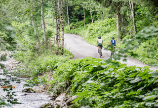 Radfahrer auf dem Gravel-Bike entlang dem Fluss in Saalfelden-Leogang | © Yvonne Hörl